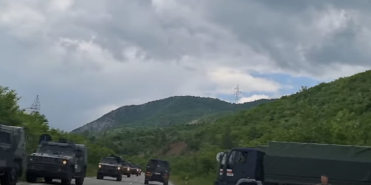 Një kolonë me automjete ushtarake të KFOR-it niset drejt Zveçanit