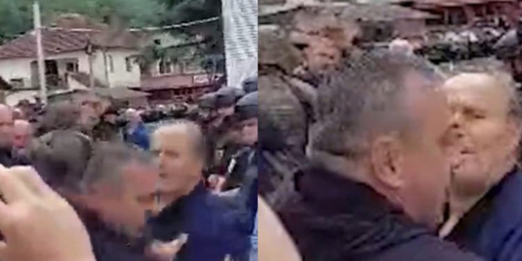 Rrahen mes vete serbët në Zubin Potok, njëri e godet fort me shuplakë tjetrin