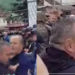 Rrahen mes vete serbët në Zubin Potok, njëri e godet fort me shuplakë tjetrin