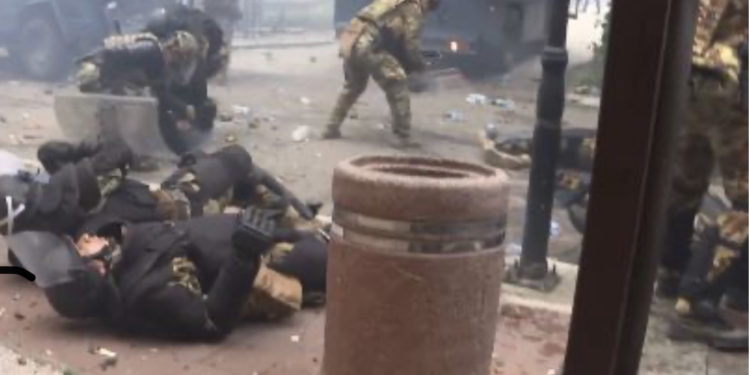 Tre ushtarë hungarezë u plagosën dje me armë zjarri nga protestuesit në veri