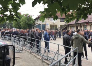 Ndalohen dy serbë për 48 orë, dyshohen për sulme në veri