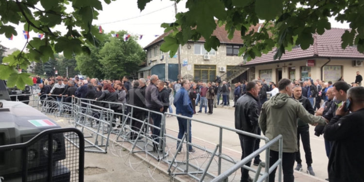 Ndalohen dy serbë për 48 orë, dyshohen për sulme në veri