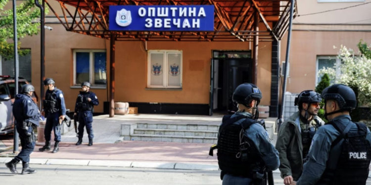 SHBA-ja: Kryetarët në veri t’i kryejnë detyrat jashtë objekteve komunale, të tërhiqet Policia