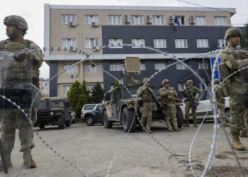 “Guardian”: Britanikët të shqetësuar me kërcënimet e SHBA-së ndaj Kosovës