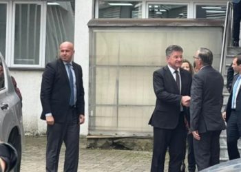 Përfundon takimi mes Lajçakut dhe kryetarit të Mitrovicës, Bedri Hamza