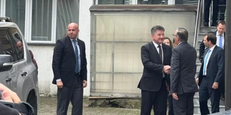 Përfundon takimi mes Lajçakut dhe kryetarit të Mitrovicës, Bedri Hamza