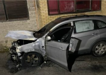 Digjet një veturë me targa serbe në veri