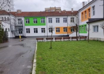 E moshuara në Mitrovicë e denoncon për kanosje drejtorin e shkollës ‘Bedri Gjinaj’