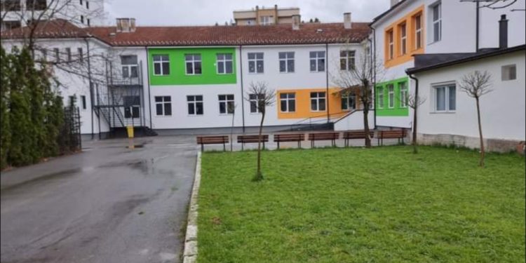 E moshuara në Mitrovicë e denoncon për kanosje drejtorin e shkollës ‘Bedri Gjinaj’