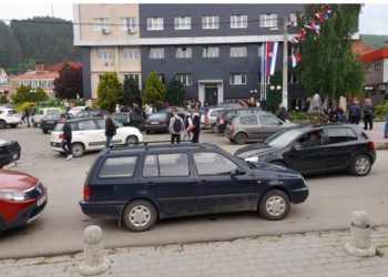 Serbët bllokojnë objektin e komunës, kryetarit të Zubin Potokut s’i lejohet hyrja