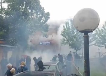 LIVE: Tensione në veri, të shtëna armësh e shok-bomba