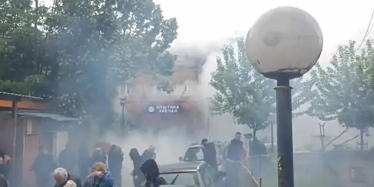 LIVE: Tensione në veri, të shtëna armësh e shok-bomba