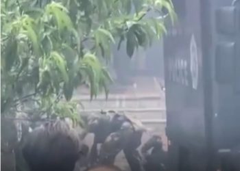 Raportohet se janë lënduar edhe ushtarë të KFOR-it