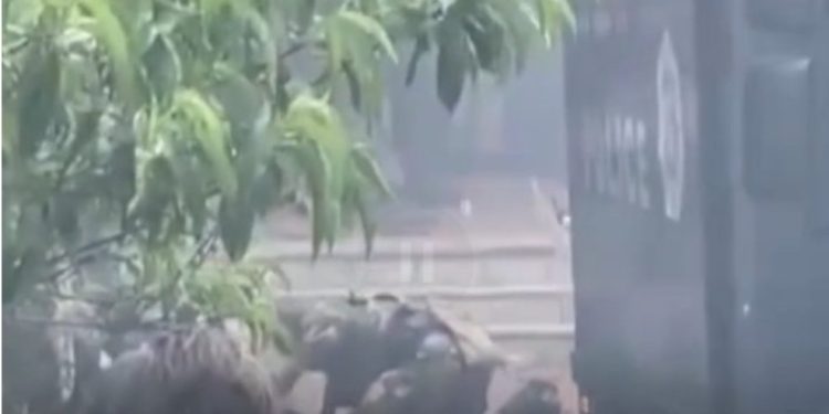 Raportohet se janë lënduar edhe ushtarë të KFOR-it