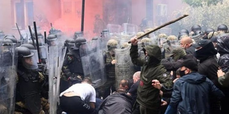 Kurti: Grupet fashiste që përshkallëzuan situatën në veri janë në listat e pagave në Serbi