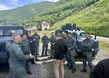 Sveçla bën xhiro në veri, pamjet e vizitës së tij si në filmat aksion