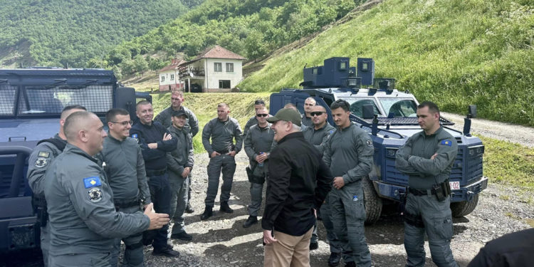 Sveçla bën xhiro në veri, pamjet e vizitës së tij si në filmat aksion