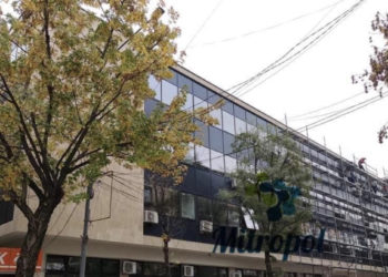 32-vjeçari kërcënon zyrtarin e Qendrës për Punë Sociale në Mitrovicë, shkon me shishe me benzinë te zyra