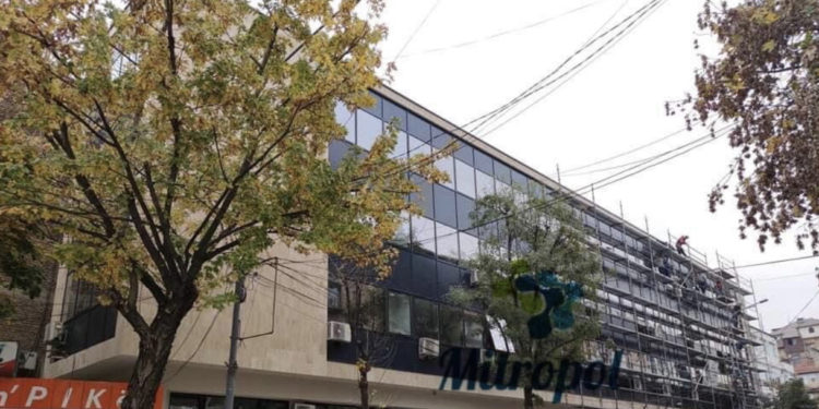 32-vjeçari kërcënon zyrtarin e Qendrës për Punë Sociale në Mitrovicë, shkon me shishe me benzinë te zyra