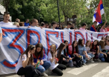 Edhe nxënësit e shkollave fillore shihen në protestat në Zveçan
