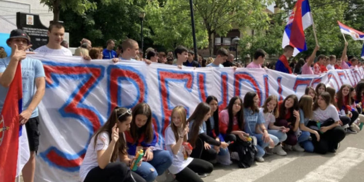 Edhe nxënësit e shkollave fillore shihen në protestat në Zveçan