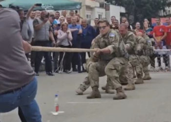 Pjesëtarët e KFOR-it ‘i masin’ forcat me serbët lokalë në Leposaviq (VIDEO)