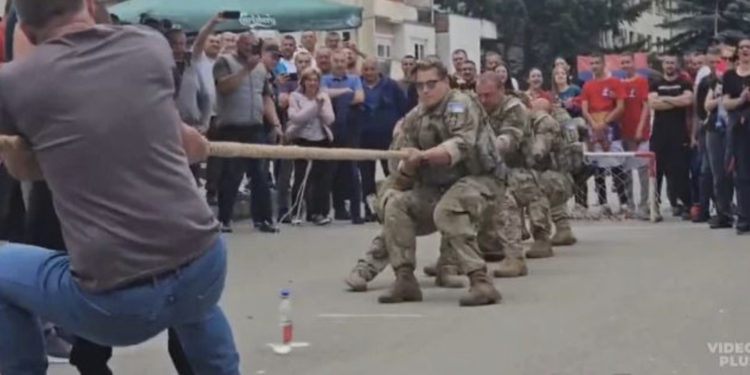 Pjesëtarët e KFOR-it ‘i masin’ forcat me serbët lokalë në Leposaviq (VIDEO)