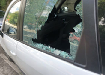 Persona të dyshuar me e pa maska vazhdojnë të thyejnë veturat në Zveçan