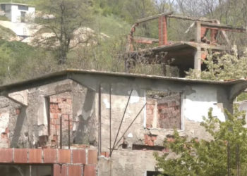 “Nga banesa me qira në jug shoh çdo ditë shtëpinë e djegur në veri”