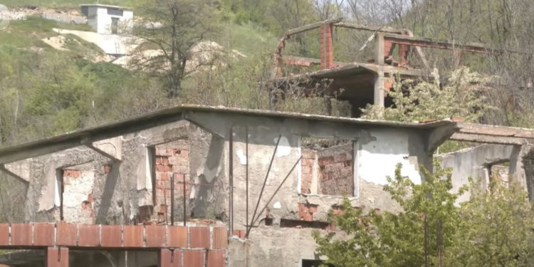 “Nga banesa me qira në jug shoh çdo ditë shtëpinë e djegur në veri”