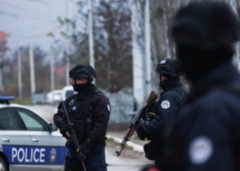 EKSKLUZIVE: Serbët sulmojnë Policinë e Kosovës në veri, dyshohet për paktën një polic të lënduar, thyhen disa vetura