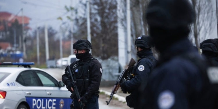EKSKLUZIVE: Serbët sulmojnë Policinë e Kosovës në veri, dyshohet për paktën një polic të lënduar, thyhen disa vetura