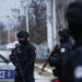 EKSKLUZIVE: Serbët sulmojnë Policinë e Kosovës në veri, dyshohet për paktën një polic të lënduar, thyhen disa vetura