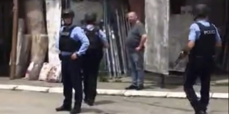 Lëndohen tre policë përgjatë operacionit të arrestimit në veri