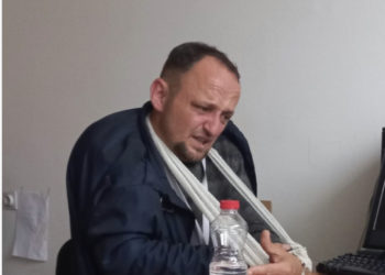 Protestuesit serbë ia thyejnë krahun gazetarit të Arbresh.info
