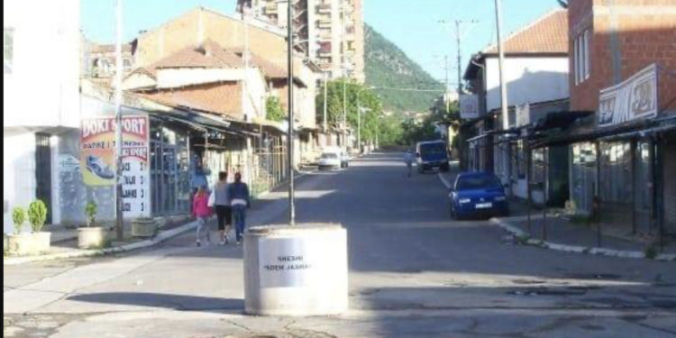 Tre persona e sulmojnë një femër në Lagjen e Boshnjakëve