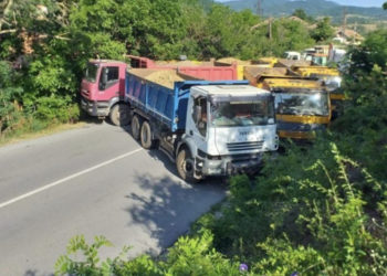 Raportohet se serbët kanë bllokuar kamionët nga Kosova, nuk i lejojnë të kalojnë nga Jarinja në Serbi