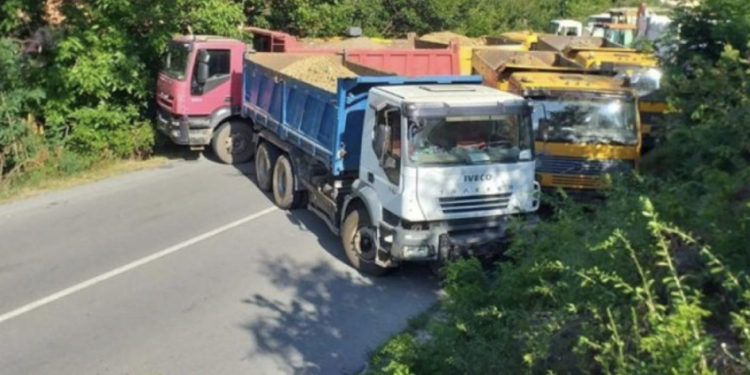 Raportohet se serbët kanë bllokuar kamionët nga Kosova, nuk i lejojnë të kalojnë nga Jarinja në Serbi