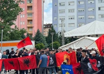 Pavarësisht thirrjeve që të mos i bashkohen marshit të dyshimtë, qytetarët tubohen tek Ura e Ibrit