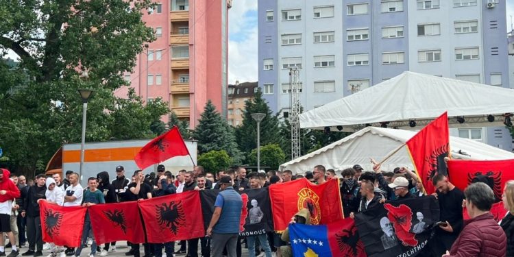 Pavarësisht thirrjeve që të mos i bashkohen marshit të dyshimtë, qytetarët tubohen tek Ura e Ibrit