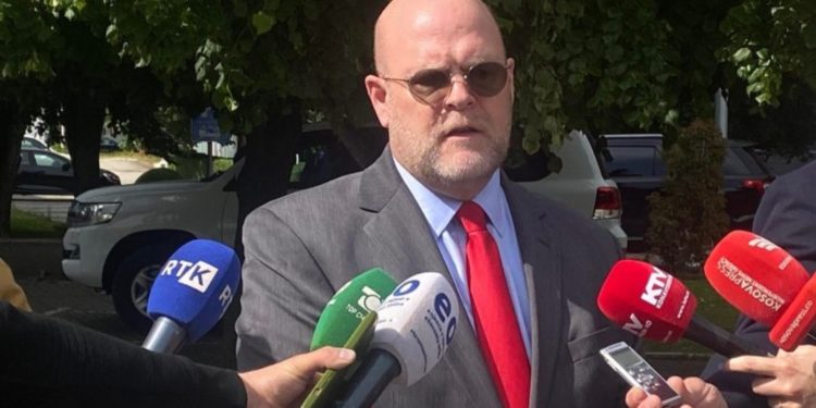 Hovenier thotë se nuk arriti t’ia ndryshoj mendjen Kurtit për veriun