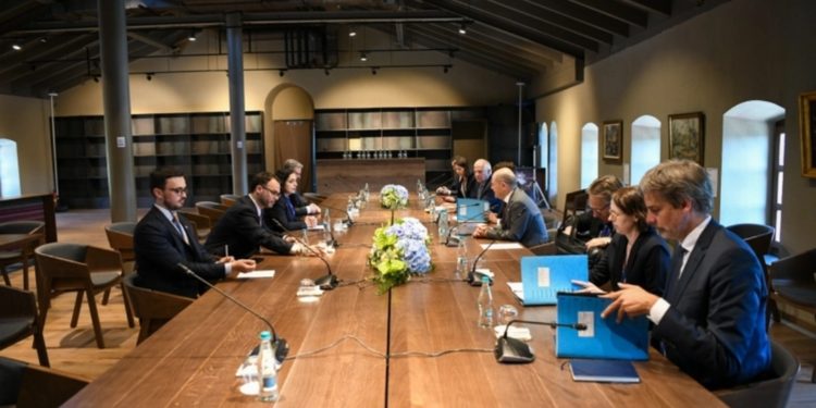 Osmani takon Macronin e Scholzin: Duhet qëndrim unik nga BE-ja kundër tendencave të Serbisë