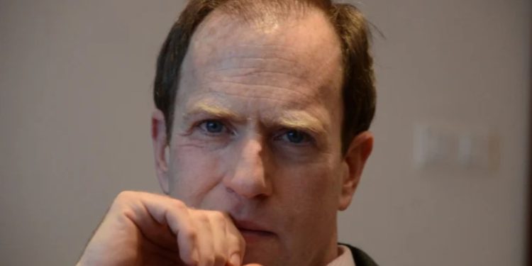 Ish-diplomati britanik: Kosova është duke vepruar sipas ligjit, por në politikë vendos më i fuqishmi