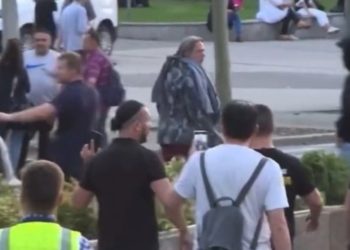 Gazetari i huaj sulmohet nga protestuesit serbë në protestën “kundër dhunës” Beograd