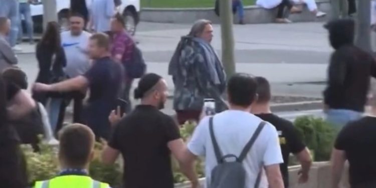 Gazetari i huaj sulmohet nga protestuesit serbë në protestën “kundër dhunës” Beograd