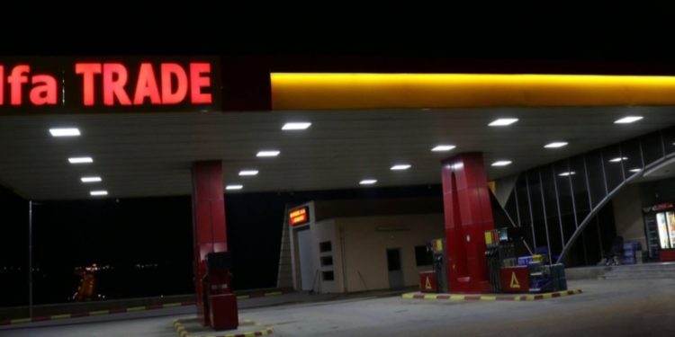 Grabitje e armatosur në pompën Alfa Trade në Mitrovicë, hajnat e maskuar ‘avullojnë’ qindra euro