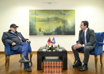 Kurti pret në takim Kadarenë, diskutojnë për historinë dhe letërsinë shqipe