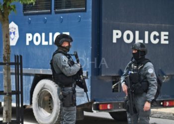 Sulmohen dy vetura në Zveçan