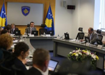 Euronews: Vizat, ndër sanksionet ndaj Kosovës nëse Kurti s’u bindet SHBA-së e BE-së