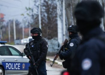 EKSKLUZIVE: Serbët sulmojnë Policinë e Kosovës në veri, dyshohet për paktën një polic të lënduar, thyhen disa vetura dhe dëgjohen disa shpërthime